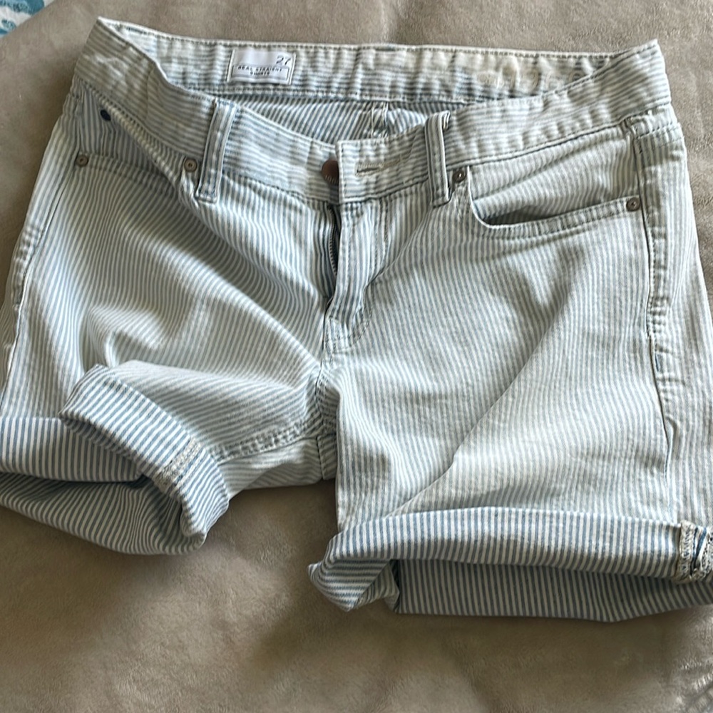 Gap 1969 light stripe denim 5 pocket short. Size 27. Like new